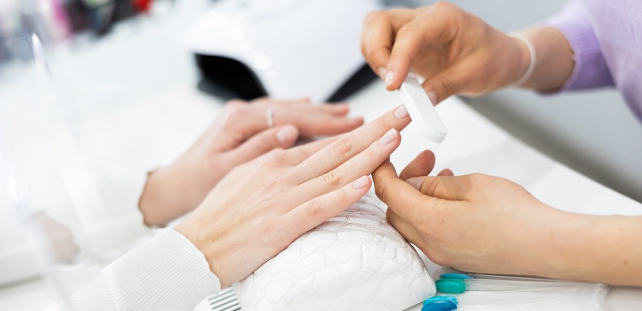 لون المناكير لحمي: كيفية اختياره وطرق تطبيقه