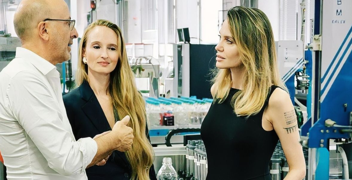 بشعر كيرلي وإطلالة غير اعتيادية: أنجلينا جولي تكشف عن Atelier Jolie