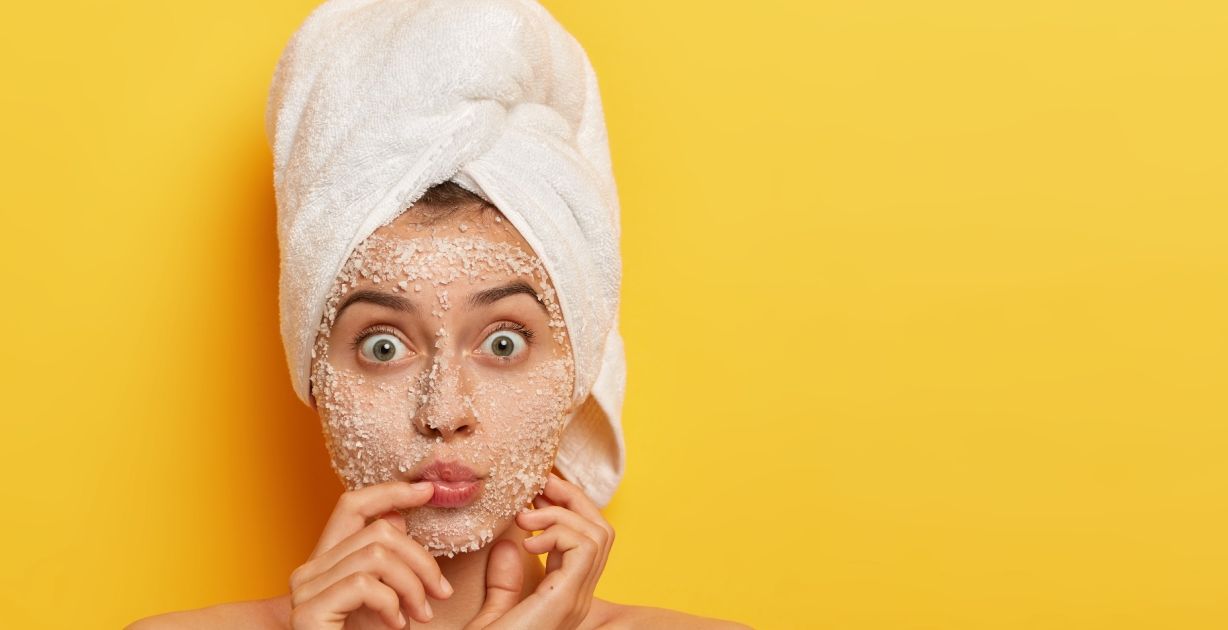 ما هي أسباب تقشر الوجه وهل هناك طرق لعلاجه؟