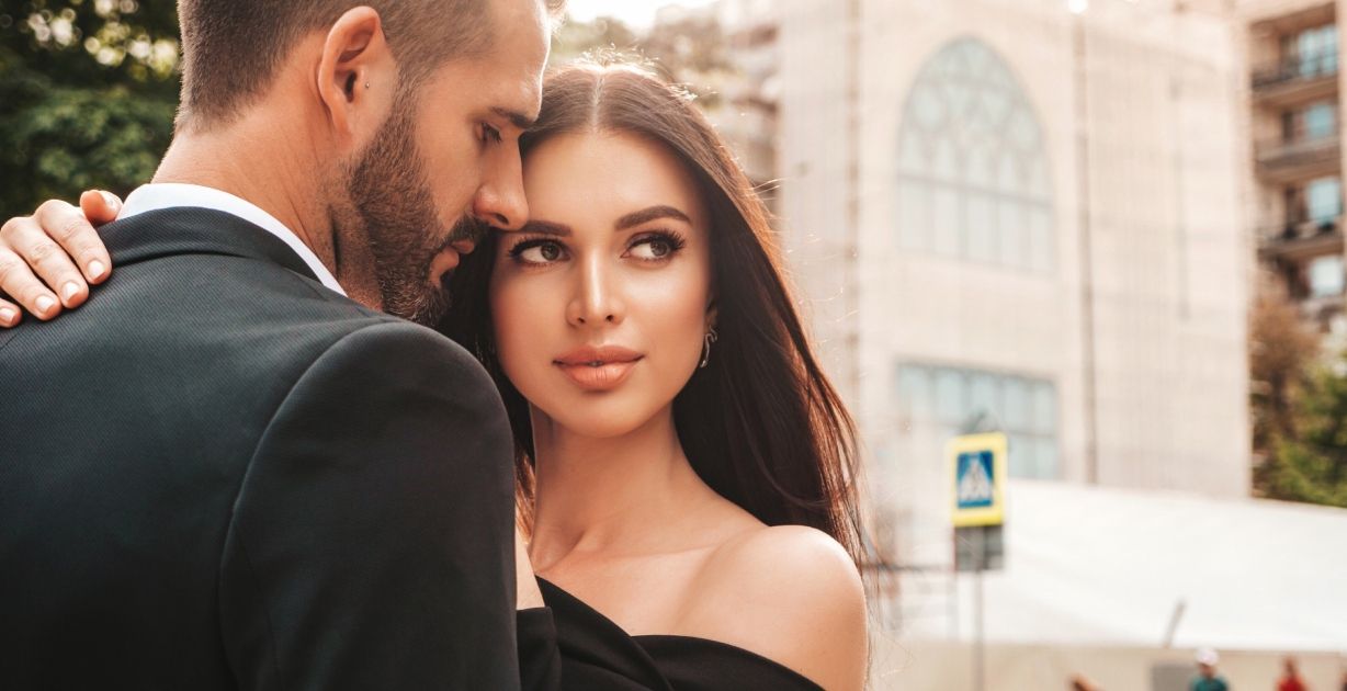 كيف أجعل شخص يحبني بالنظرات وينجذب لي؟