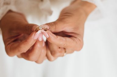 العروس العربية بين الشبكة وخاتم السوليتير