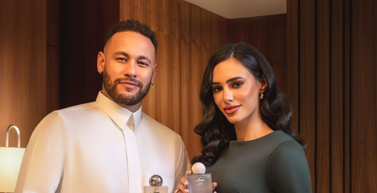 نيمار بالزيّ السعودي برفقة برونا بيانكاردي في أحدث إعلان لهما في الرياض