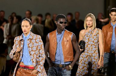 احتفال استثنائي بالموضة في اليومين الرابع والخامس من أسبوع ميلانو- الصورة من انستغرام علامة Versace ألرسمي