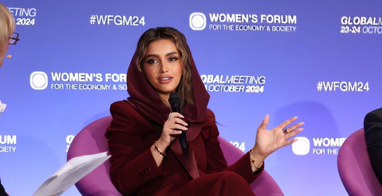 أشواق الشـثري أول سعودية تعتلي منصة منظمة Women's Forum العالمية في فرنسا