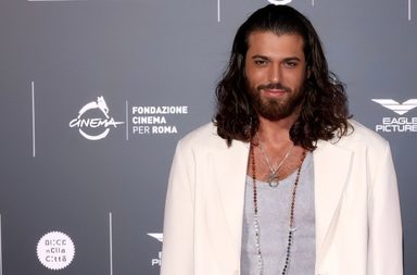 بطل "الطائر المبكر" جان يامان يتألق في العرض الأول لفيلم Megalopolis في روما