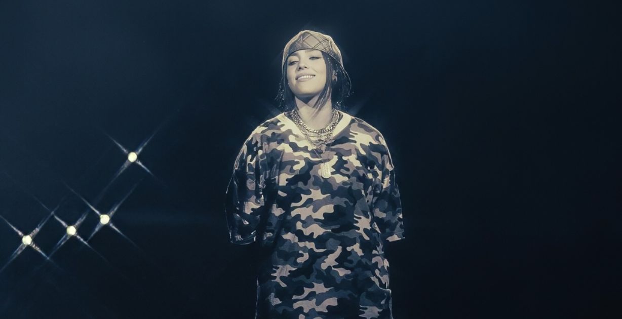 تفاصيل إصابة بيلي إيليش في قدمها على المسرح