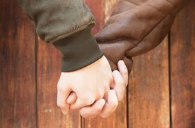 تعرفي على علامات حب الرجل لزوجته في علم النفس