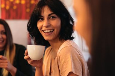 كوب القهوة الصباحي: طقوس لا غنى عنها لبدء اليوم بطاقة أنثوية