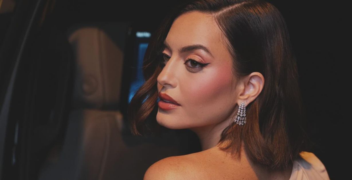 صيحة الـ boyfriend blush موضة جمالية تهيمن على إطلالات الفتيات - الصورة من انستغرام كارن وازن الرسمي