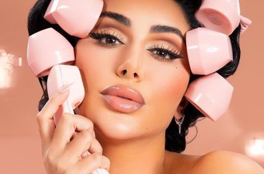 بالصورة: هدى قطان وزوجها اختارا الكوفية في إطلالتهما المشتركة