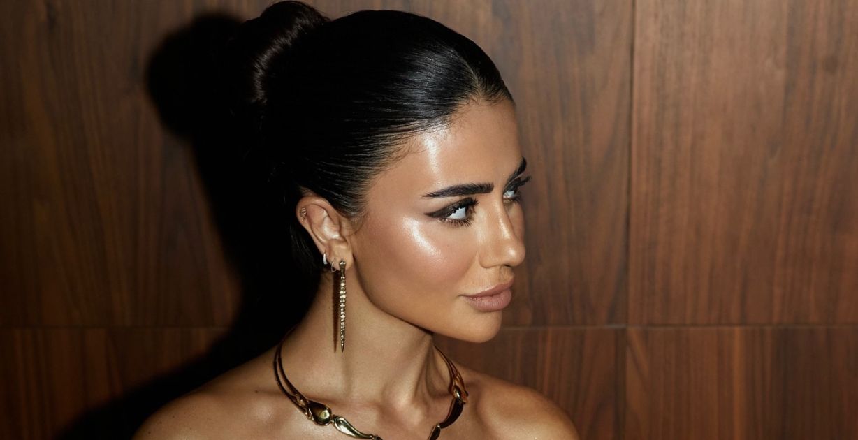 تسريحة الكعكة المبللة.. خياركِ المثالي لكل المناسبات - مصدر الصورة انستغرام ديما الأسدي الرسمي