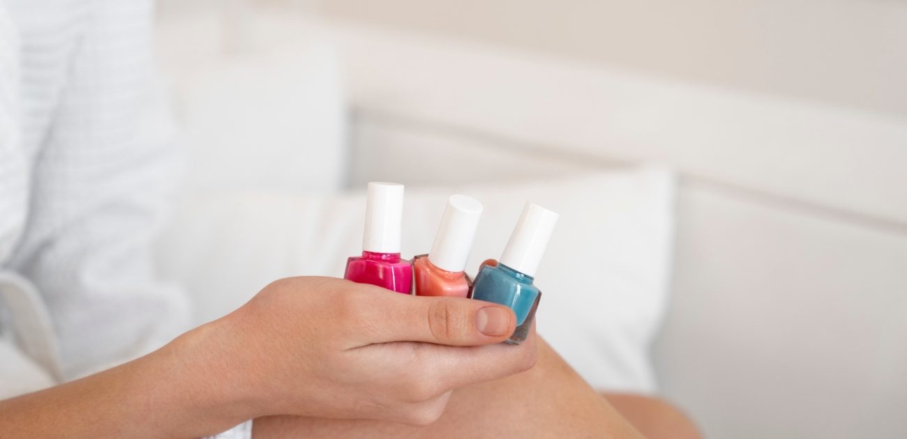 مناكير أحمر غامق: كيفية اختياره وطريق تطبيقه!