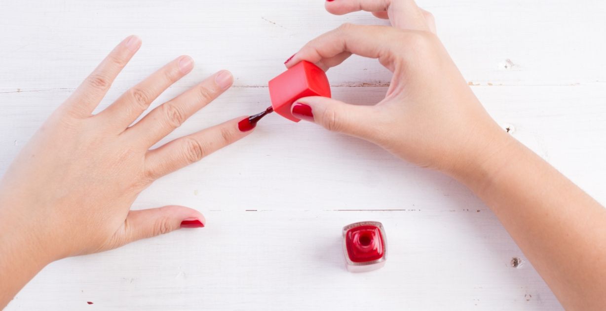 مناكير أحمر غامق: كيفية اختياره وطريق تطبيقه!