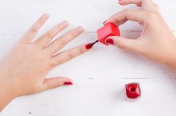 مناكير أحمر غامق: كيفية اختياره وطريق تطبيقه!