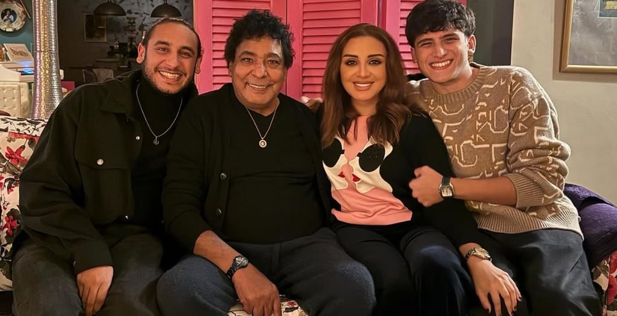 أنغام تزور محمد منير برفقة نجليها للإطمئنان على صحته
