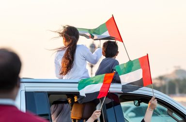شاركي الشعب الإماراتي فرحتهم بعبارات تهنئة باليوم الوطني الإمارتي الـ 53