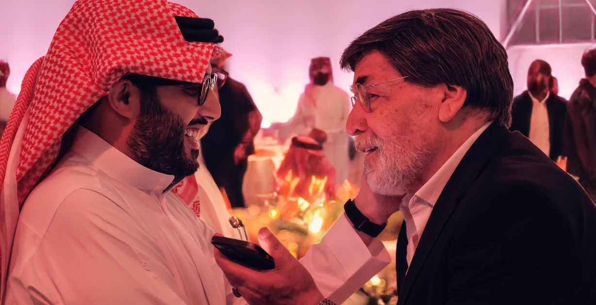 الفنان ياسر العظمة يعبّر عن سعادته بالتواجد في الرياض وهذا رأيه بها!