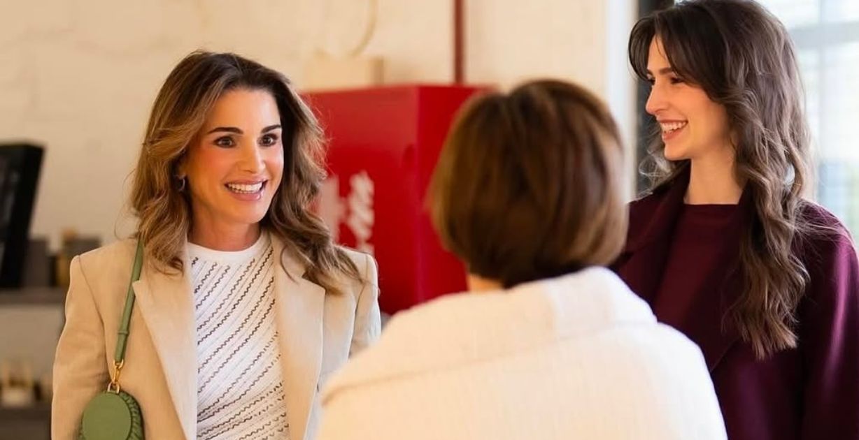 الملكة رانيا والأميرة رجوة في زيارة لمشغل نقش