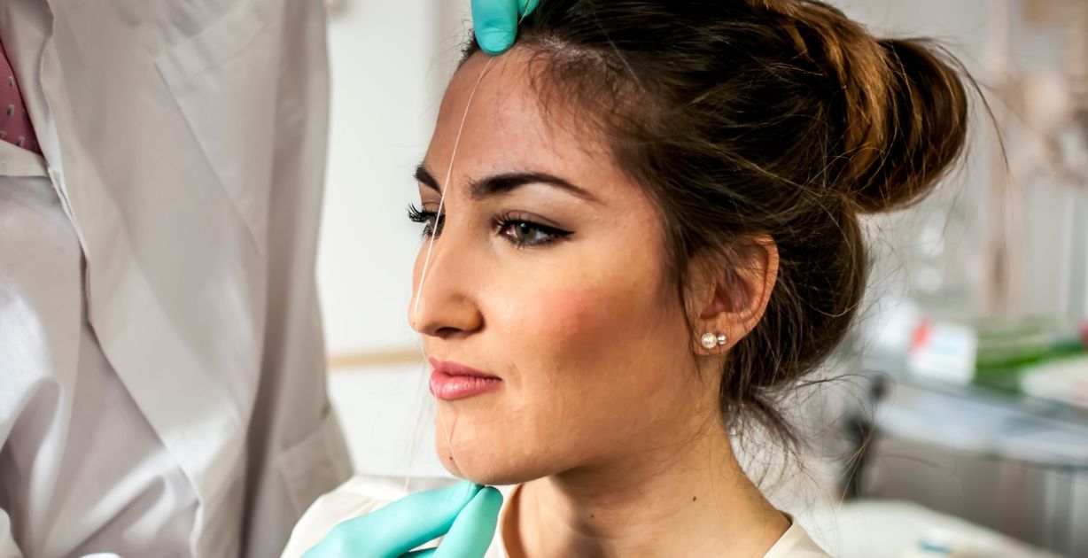 ⁠دليلكِ الشامل إلى عملية تجميل الذقن قبل وبعد الجراحة