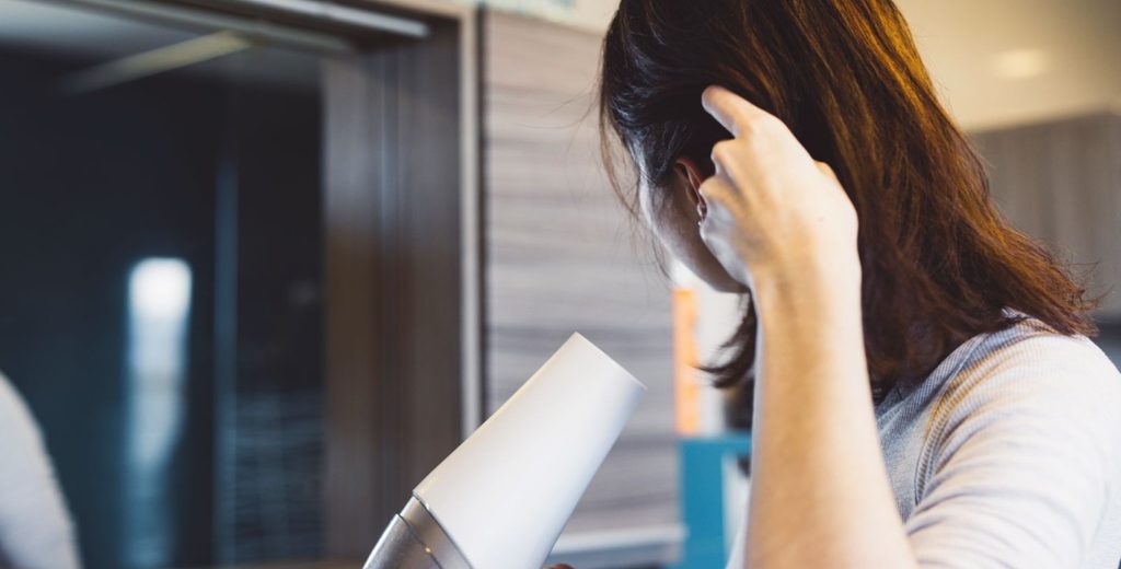 ما تفسير ودلالات رؤية استشوار الشعر في المنام؟