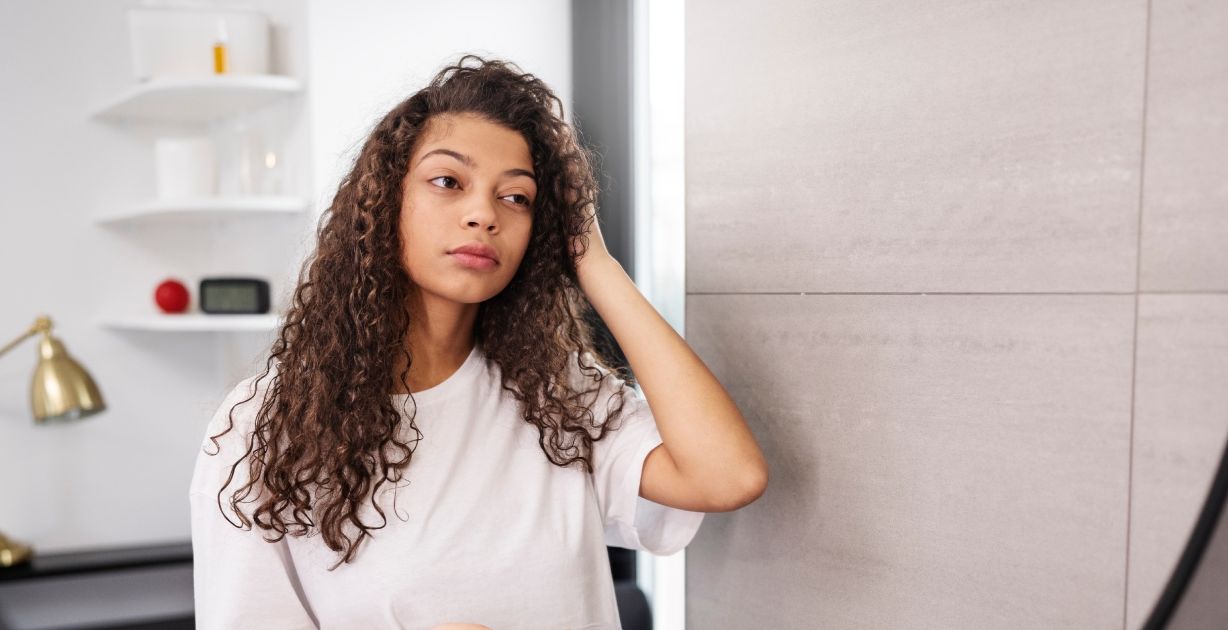 المشاكل النفسية أحد أبرز أسباب صدفية الشعر!