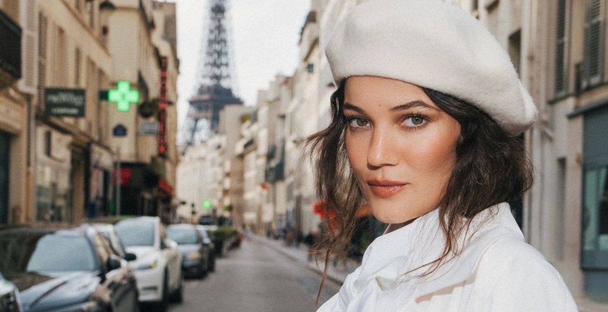 طلة "القضاء" تقارن مراحل حملها والجمهور يتفاعل بحماس