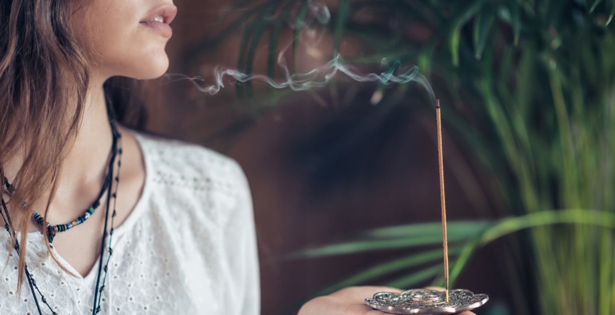 دليلكِ الشامل إلى أجمل عبارات عن البخور والعود تويتر
