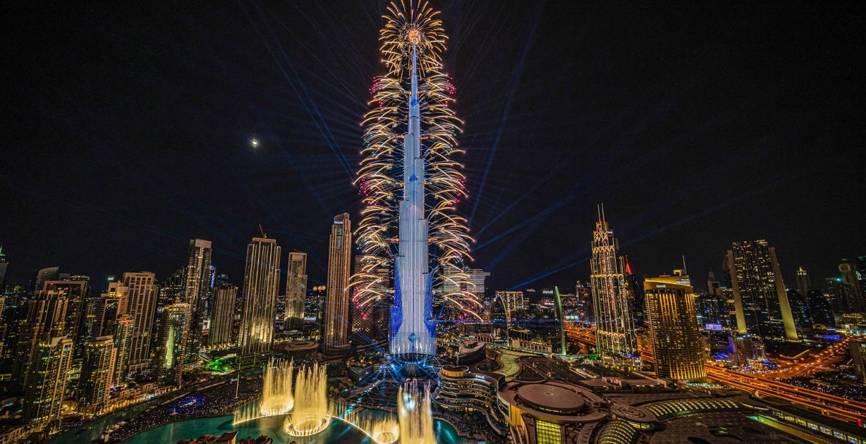 برج خليفة يضيء سماء دبي بعرض "بيوند دريمز" لاستقبال العام 2025