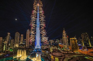برج خليفة يضيء سماء دبي بعرض "بيوند دريمز" لاستقبال العام 2025