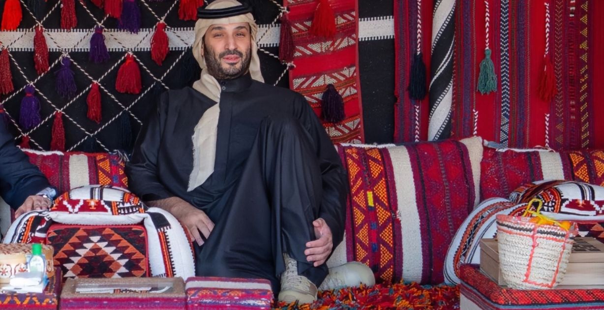 حذاء الأمير محمد بن سلمان ينفذ من الأسواق بعد ظهوره الأخير بالمخيم الشتوي في العلا