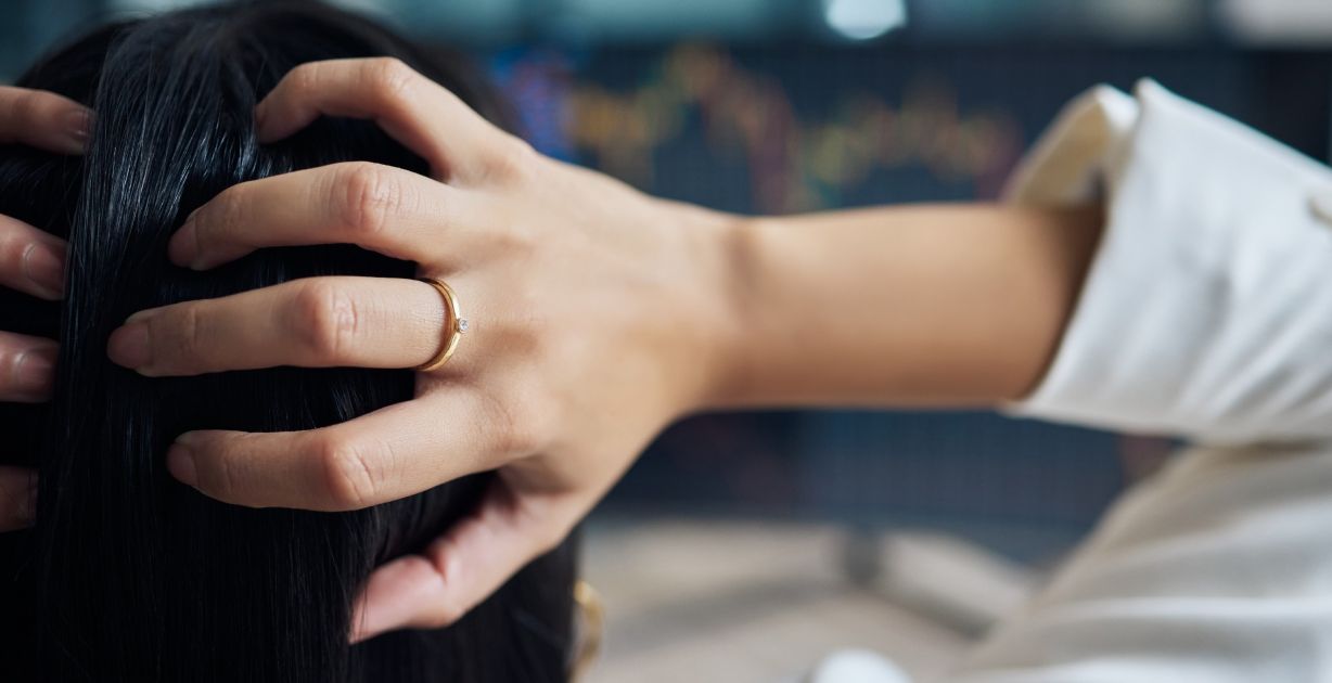 هل القشرة تسبب الحكة في فروة الرأس؟ وما أعراضها؟