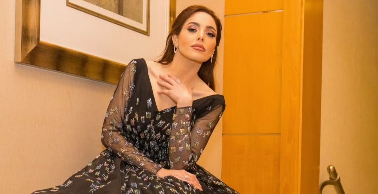 عبير نعمة تتألق كالفراشة في فستان من رامي العلي