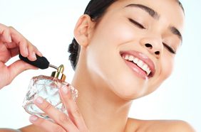 استخدام الروائح لتنظيم المزاج اليومي: العلاج بالعطر