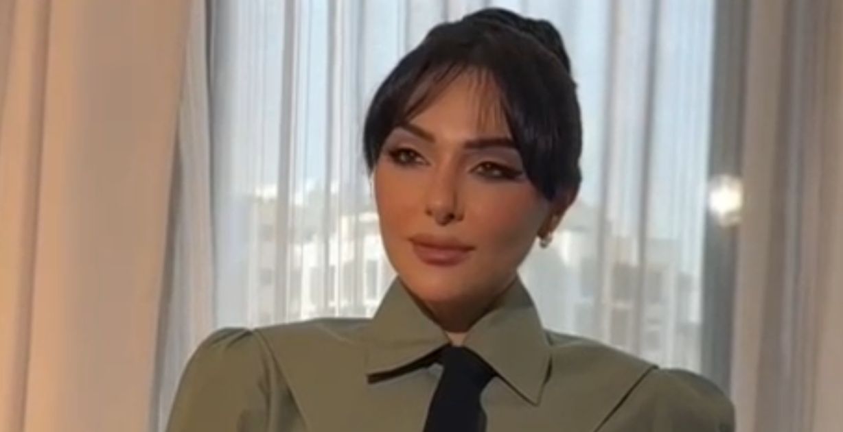لقطات حصرية من إطلالة ساشا دحدوح الراقية بتصميم داليدا عياش في قمة فوربس للمرأة