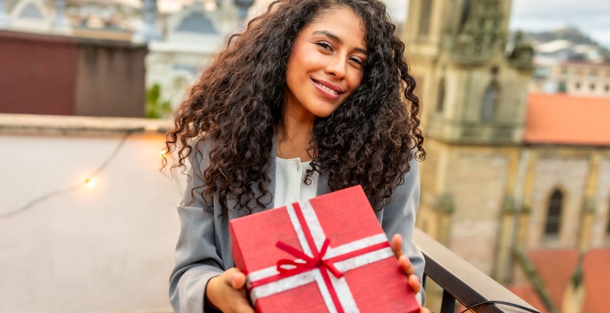 دليلكِ الشامل لأجمل عبارات تكتب على الهدايا للحبيب