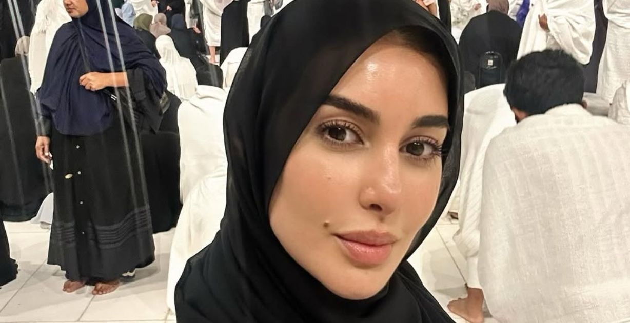 ياسمين صبري تؤدي مناسك العمرة بعد مشاركتها في مهرجان البحر الأحمر السينمائي