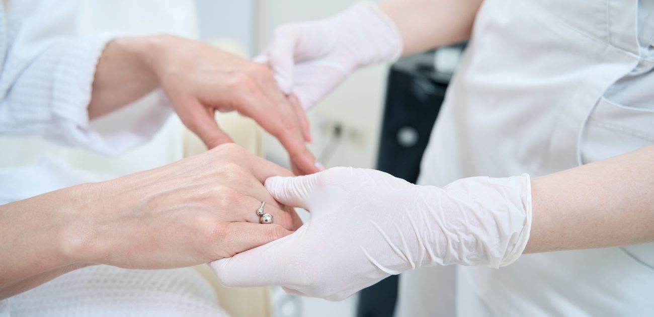 خطوط في الاظافر: هل وجودها دليل مشكلة صحية؟