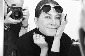 جينيفر أنيستون تؤكد علاقتها مع جيم كيرتس بصورة رومانسية