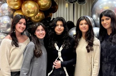 الأمير الوليد بن طلال ينشر صورا لحفيداته الخمس في باريس