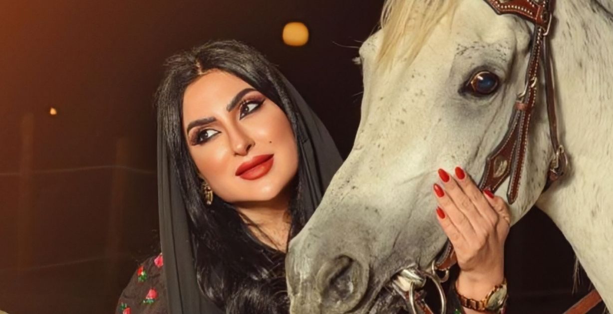 النجمة البحرينية المعتزلة زينب العسكري تتصدر "الترند" برفعها كأس الخليج