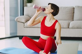 هل تعلمين كم هو معدل شرب الماء حسب الوزن؟