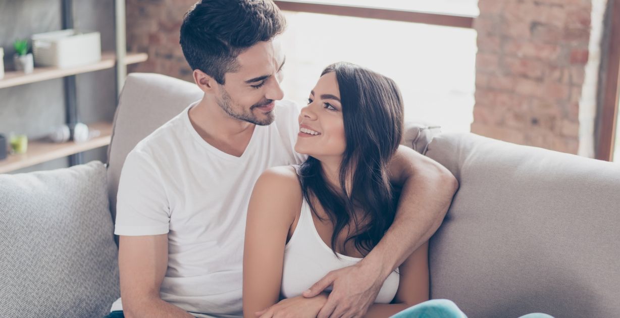 حضن الرجل للمرأة له معاني​ وأنواع كثيرة تعرفي على أهمها!