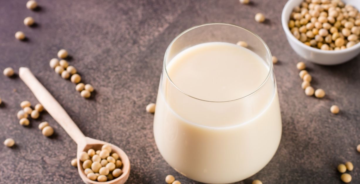 فوائد حليب الصويا للهرمونات الأنثوية منها الوقاية من هشاشة العظام!
