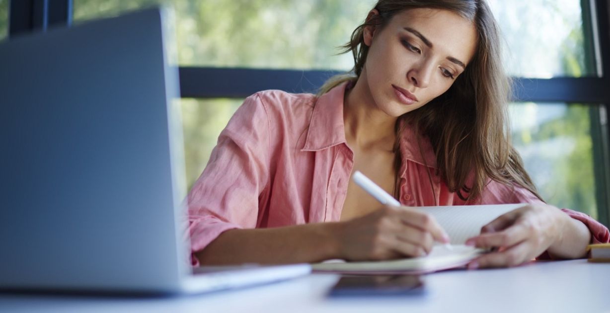 إليكِ أبرز عبارات عن يوم المهنة شاركيها مع زملائك في العمل