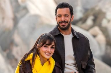 صورة عفوية بين هاندا أرتشيل وباريش أدوتش من كواليس "تذكر الحب"