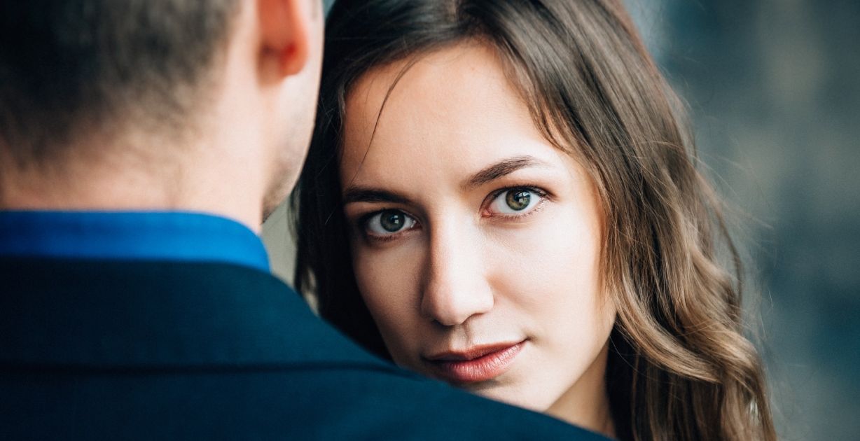 علامات الانجذاب العاطفي عند الرجل وكيف تعلمين أنه يحبك؟