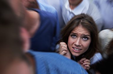 هل تعلمين ما الفرق بين القلق الطبيعي واضطراب القلق العام؟ إليكِ الإجابة