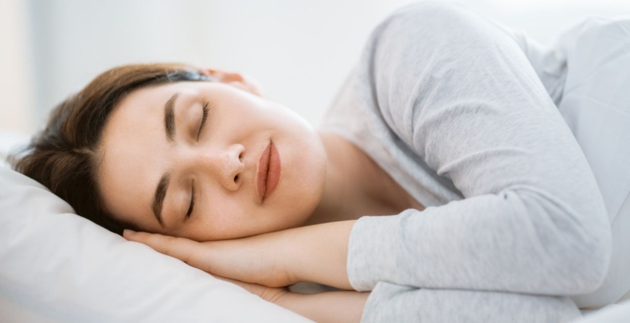 علاقة التغذية بالنوم: ما تأكلينه قبل النوم يحدد صباحك!