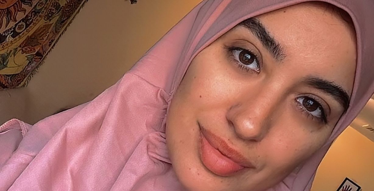 كشفت نجمة ستار أكاديمي نينا عبد الملك عن زواجها من المذيع حسان الشيخ، واختارت عبد الملك طريقة جديدة وغريبة للكشف عن خبر ارتباطها، وفي تفاصيل الخبر فقد نشرت المغنية "بوست" على صفحتها في انستقرام، تطلب من متابعيها مشاهدة الفيديو المفاجأة حول زواجها.
