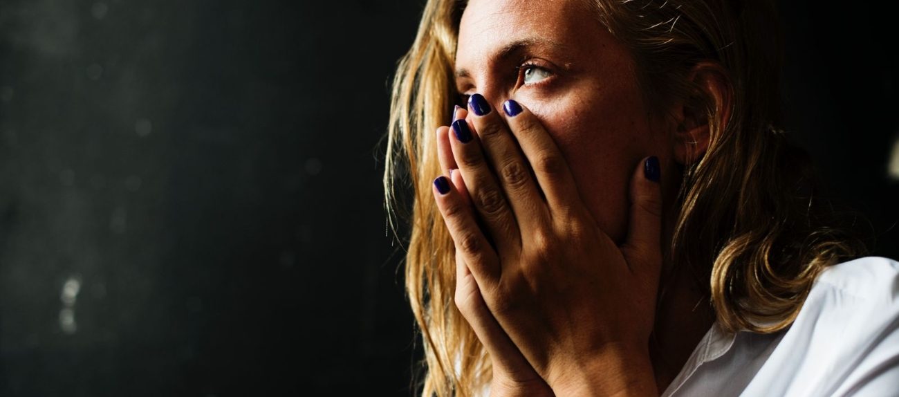 ما سبب الضيق المفاجئ في علم النفس وما الأعراض المصاحبة له؟